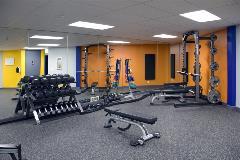 我们全新的现场健身房让您轻松跟上您的锻炼计划, 无论你是在寻找力量训练还是有氧运动
